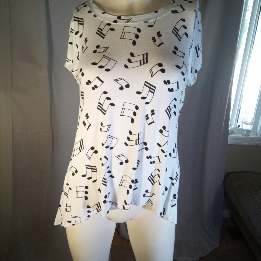 Cupio White Top with Black Music Note Design